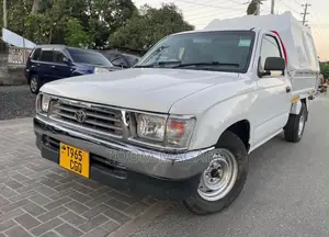 Toyota Hilux 2002 White