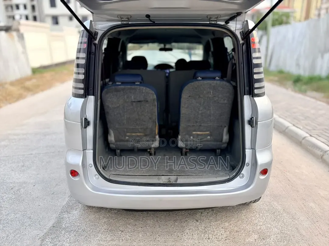 Toyota Sienta 2005 Silver