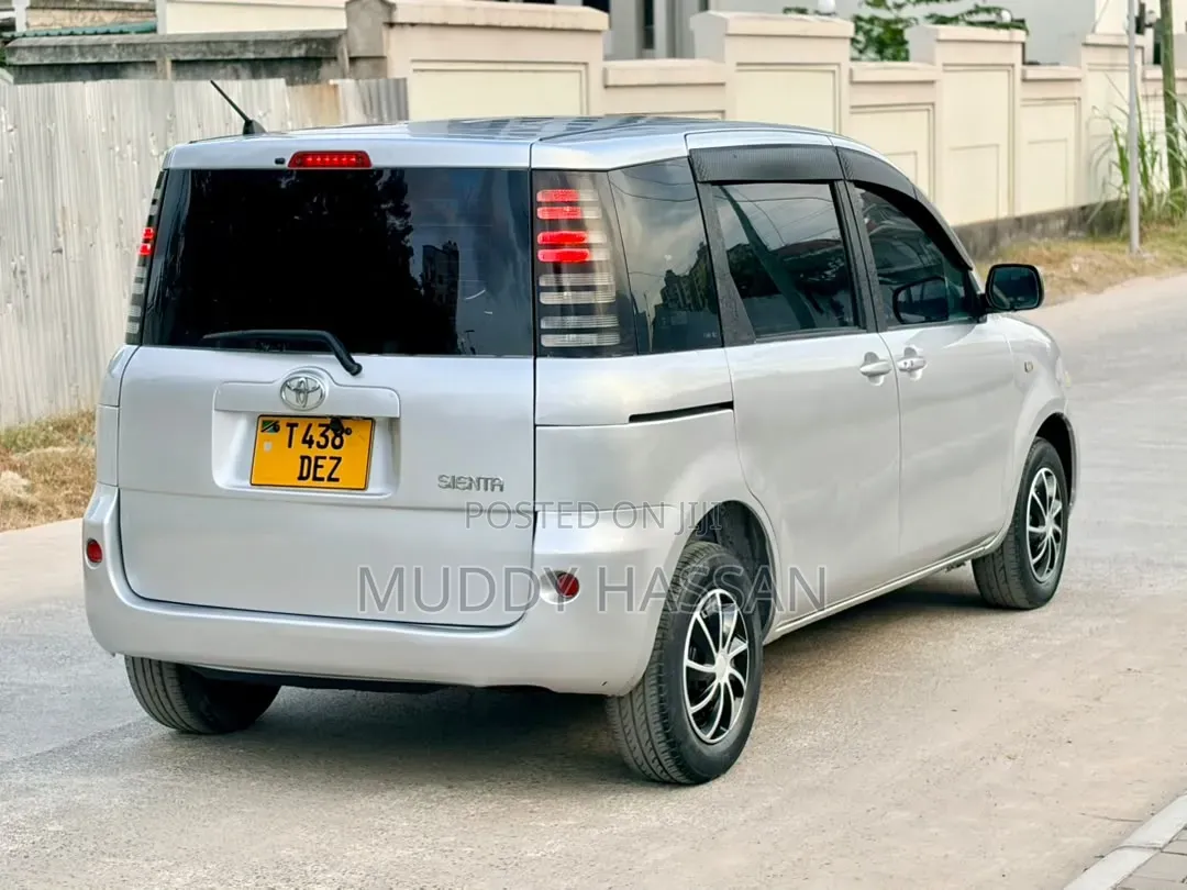 Toyota Sienta 2005 Silver