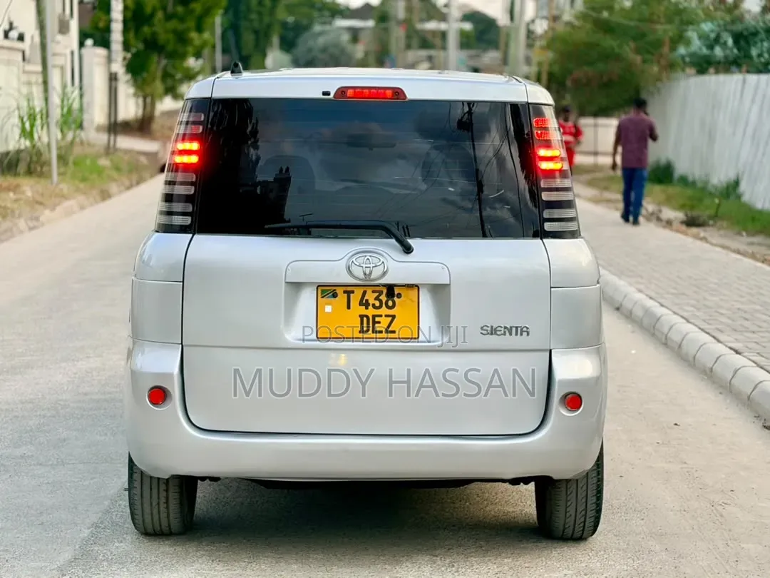 Toyota Sienta 2005 Silver