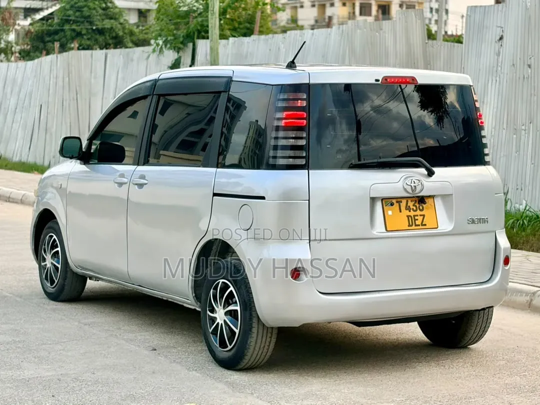 Toyota Sienta 2005 Silver
