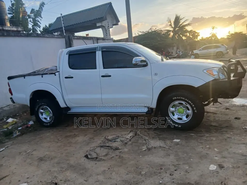 Toyota Hilux 2011 White