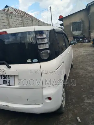 Toyota Sienta 2004 White
