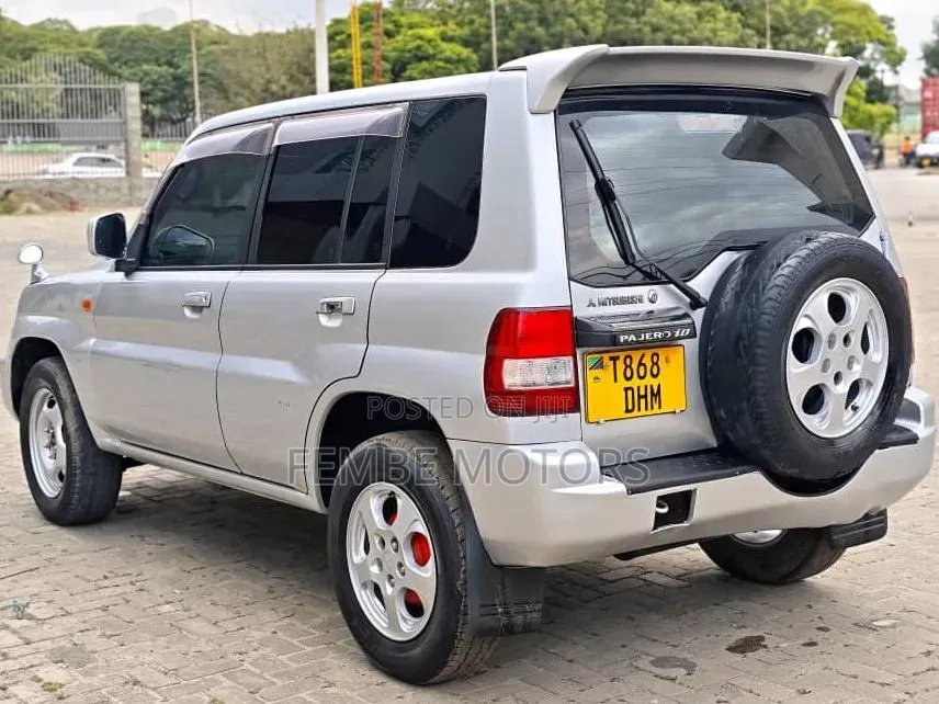 Mitsubishi Pajero 2000 Silver