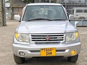 Mitsubishi Pajero 2000 Silver
