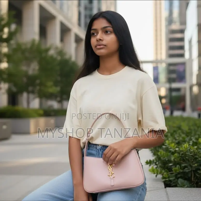 Saint Laurent Le 5 À 7 Hobo Bag in a Soft Pink Leather With Gold-Tone