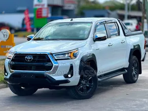 Toyota Hilux 2022 White
