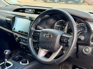 Toyota Hilux 2022 White