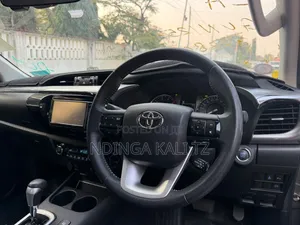 Toyota Hilux 2024 Gray