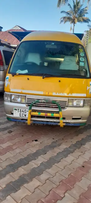 Nissan Caravan (Urvan) 2005 Green