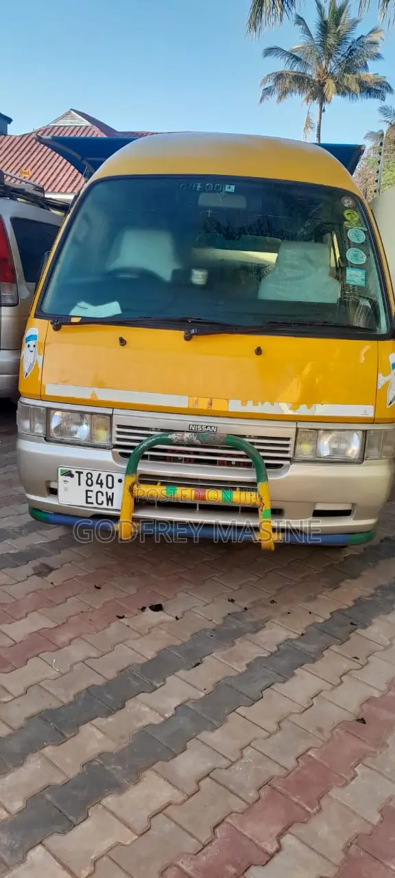 Nissan Caravan (Urvan) 2005 Green