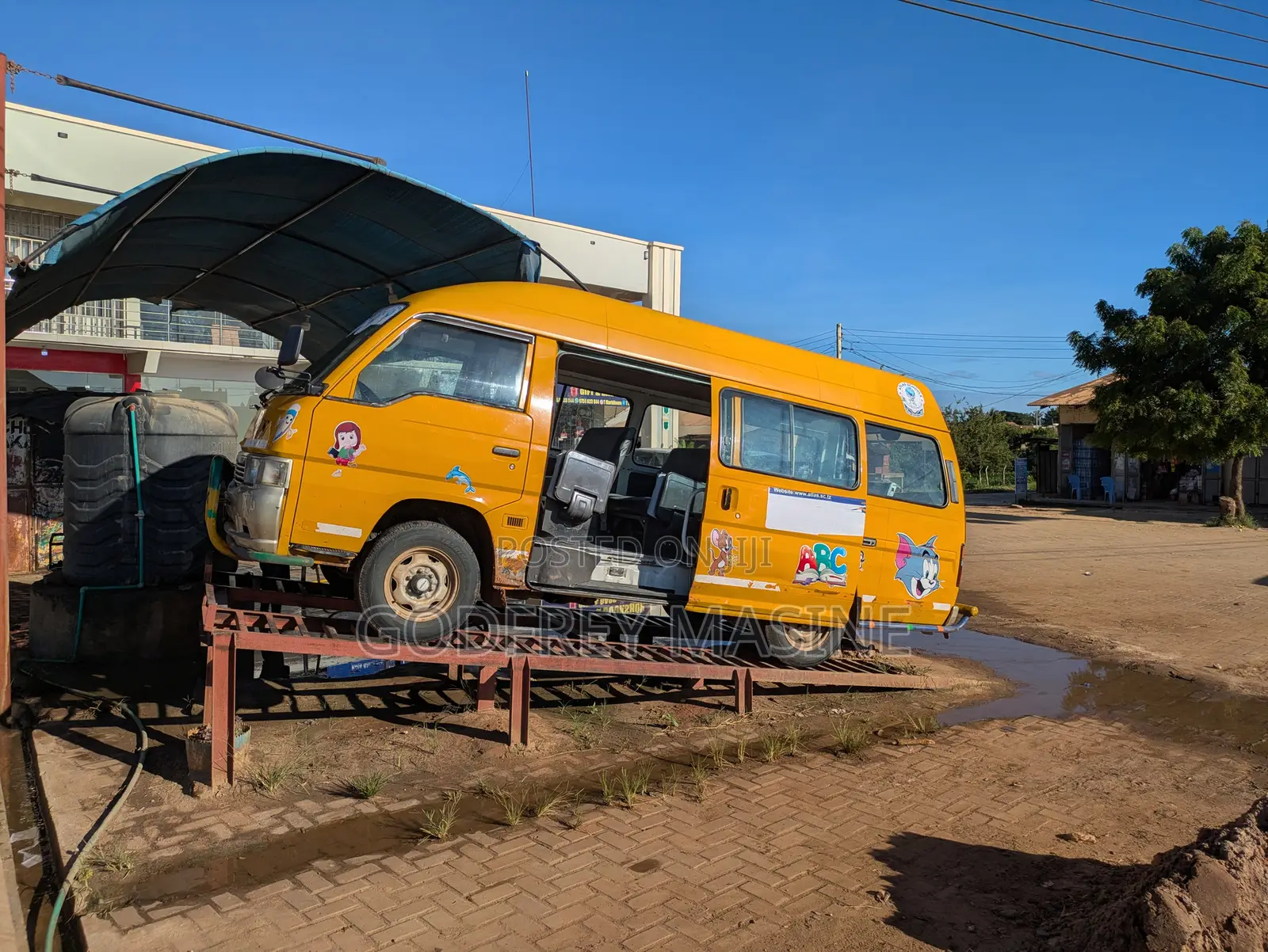 Nissan Caravan (Urvan) 2005 Green