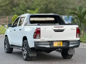 Toyota Hilux 2019 White