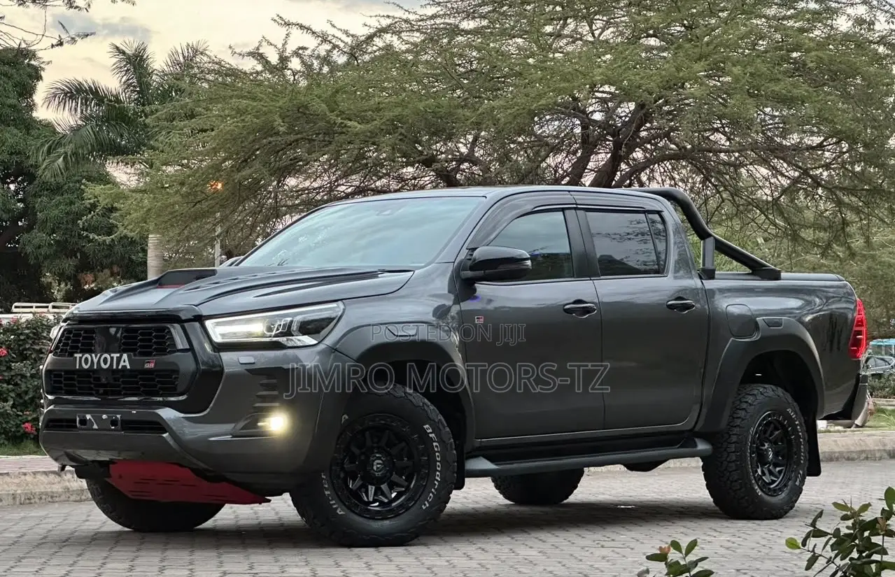Toyota Hilux 2023 Gray