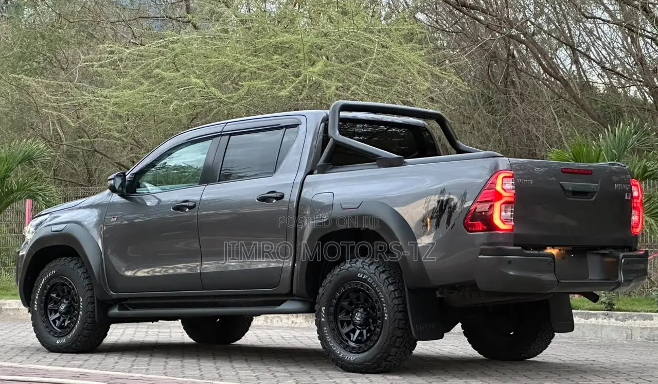 Toyota Hilux 2023 Gray