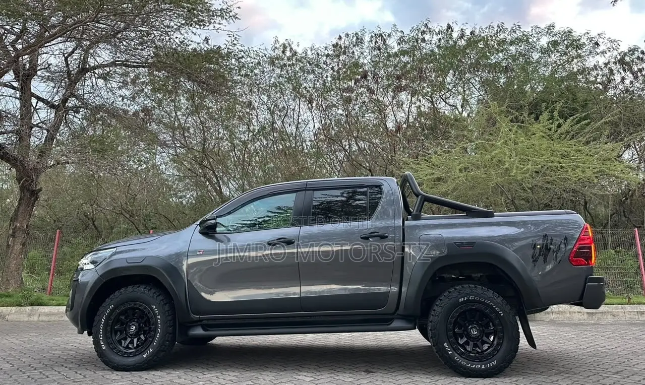 Toyota Hilux 2023 Gray