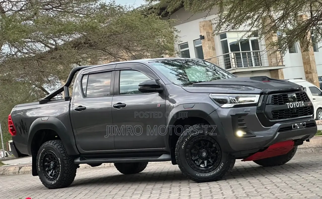 Toyota Hilux 2023 Gray