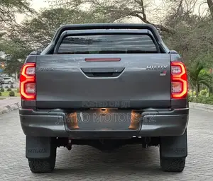 Toyota Hilux 2023 Gray