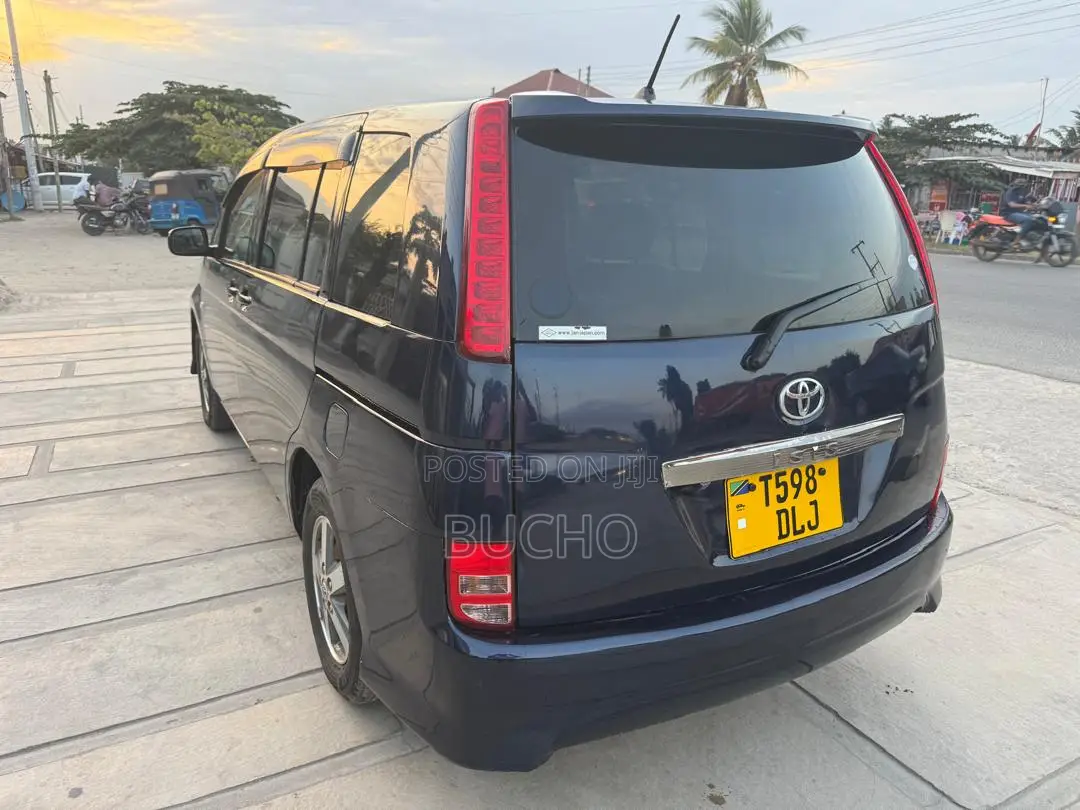 Toyota ISIS 2007 Blue