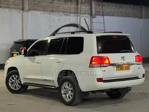 Toyota Land Cruiser 2018 White