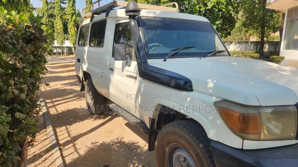 Toyota Land Cruiser 2011 White