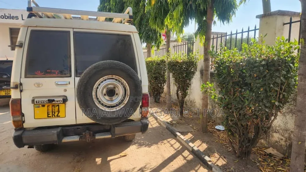 Toyota Land Cruiser 2011 White