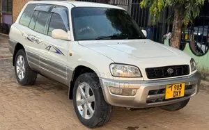 Toyota RAV4 Base 4x4 1999 White