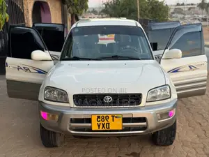 Toyota RAV4 Base 4x4 1999 White