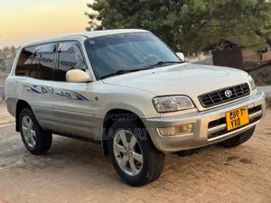 Toyota RAV4 Base 4x4 1999 White