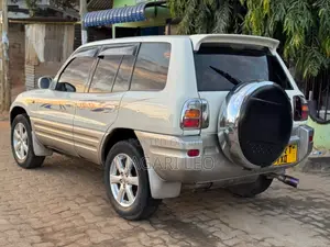 Toyota RAV4 Base 4x4 1999 White