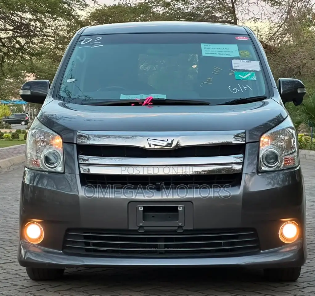 Toyota Noah 2.0 158hp FWD (8 Seater) 2008 Gray