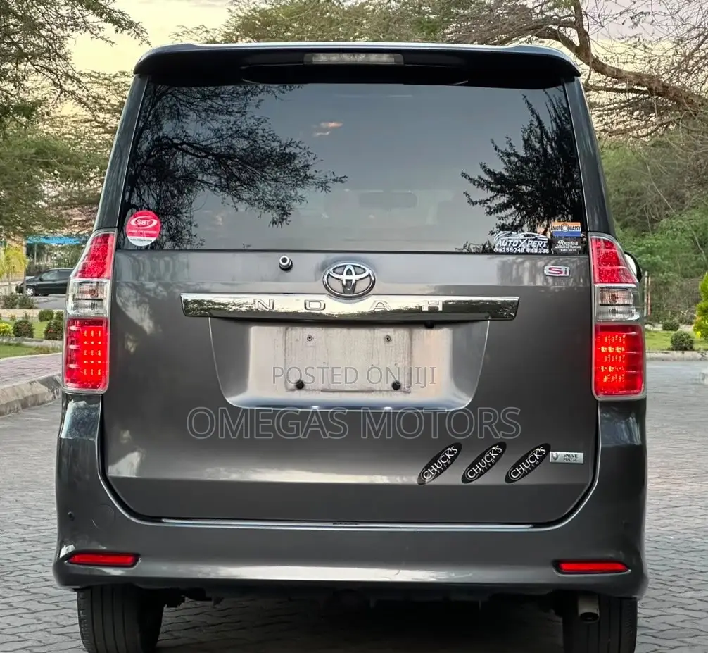 Toyota Noah 2.0 158hp FWD (8 Seater) 2008 Gray