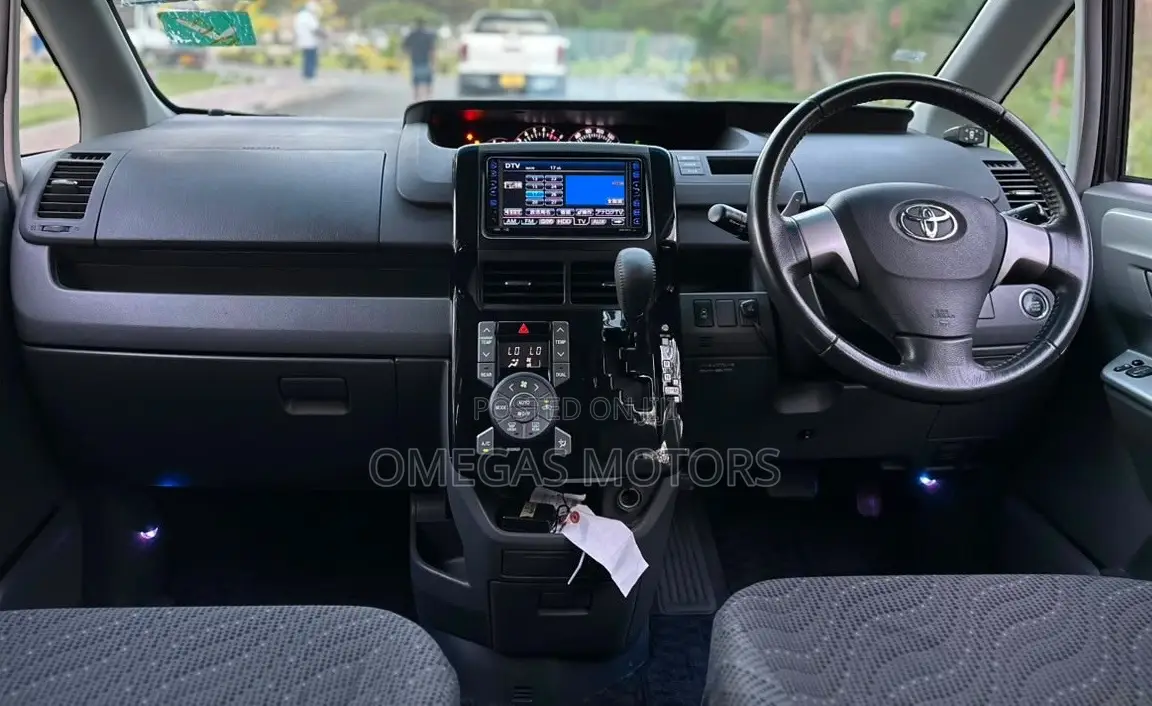 Toyota Noah 2.0 158hp FWD (8 Seater) 2008 Gray