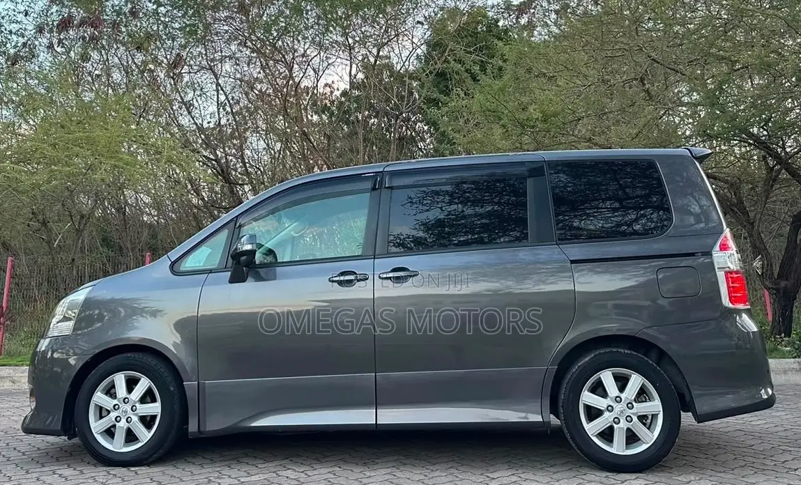 Toyota Noah 2.0 158hp FWD (8 Seater) 2008 Gray