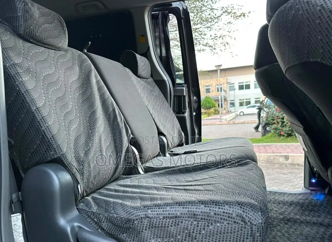 Toyota Noah 2.0 158hp FWD (8 Seater) 2008 Gray