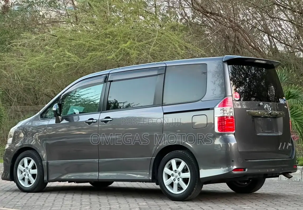 Toyota Noah 2.0 158hp FWD (8 Seater) 2008 Gray