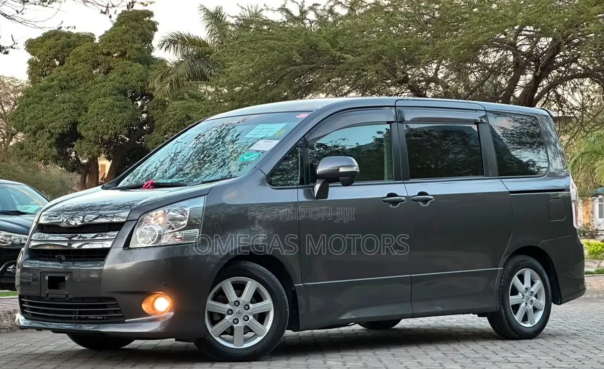 Toyota Noah 2.0 158hp FWD (8 Seater) 2008 Gray
