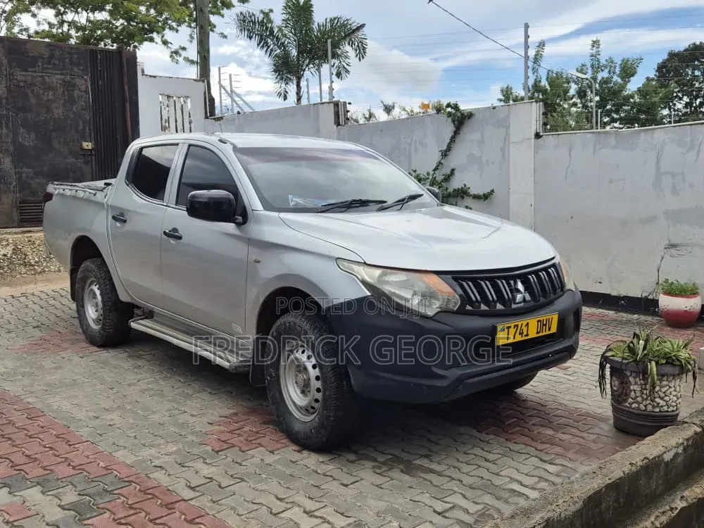 Mitsubishi L200 2015 Silver