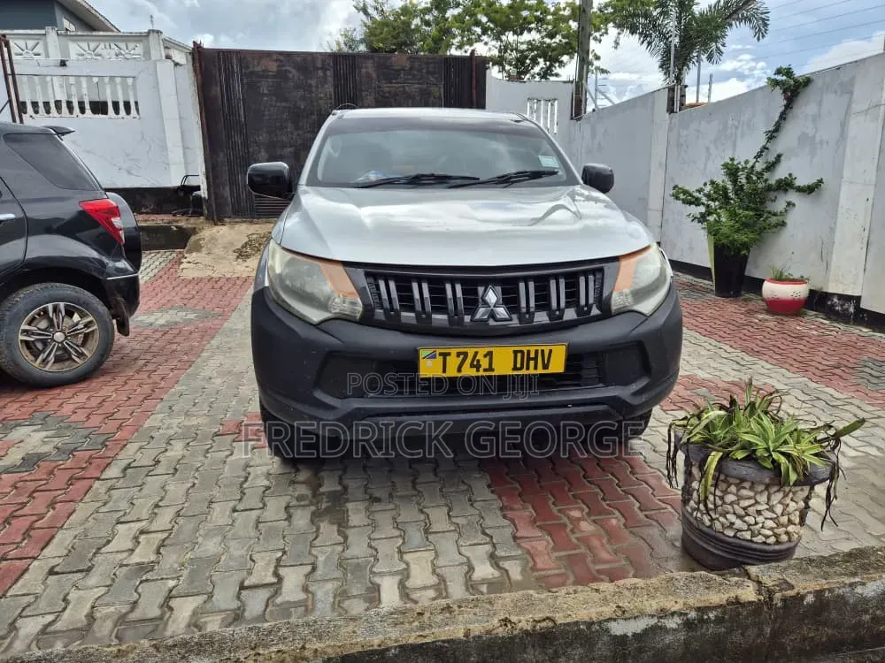 Mitsubishi L200 2015 Silver