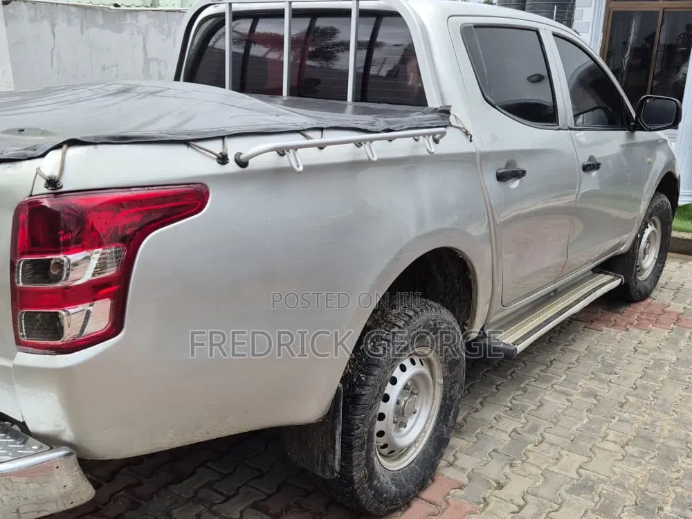 Mitsubishi L200 2015 Silver