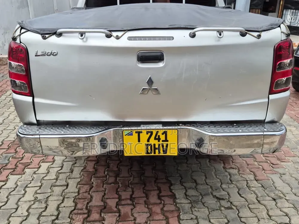 Mitsubishi L200 2015 Silver