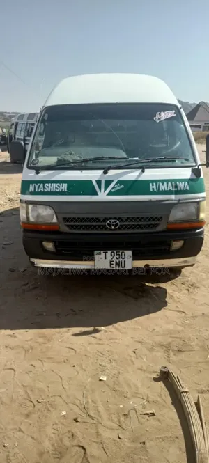Toyota HiAce 2005 White