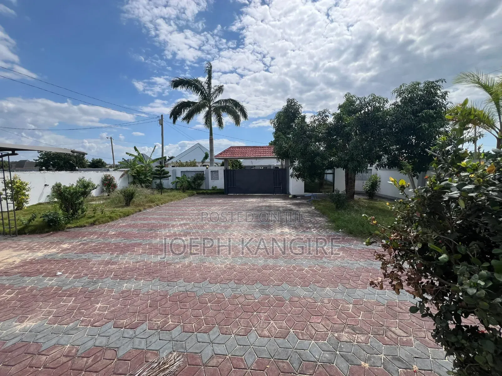6bdrm Apartment in Amani Street, Mbweni for sale