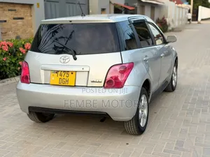 Toyota IST 2004 Silver