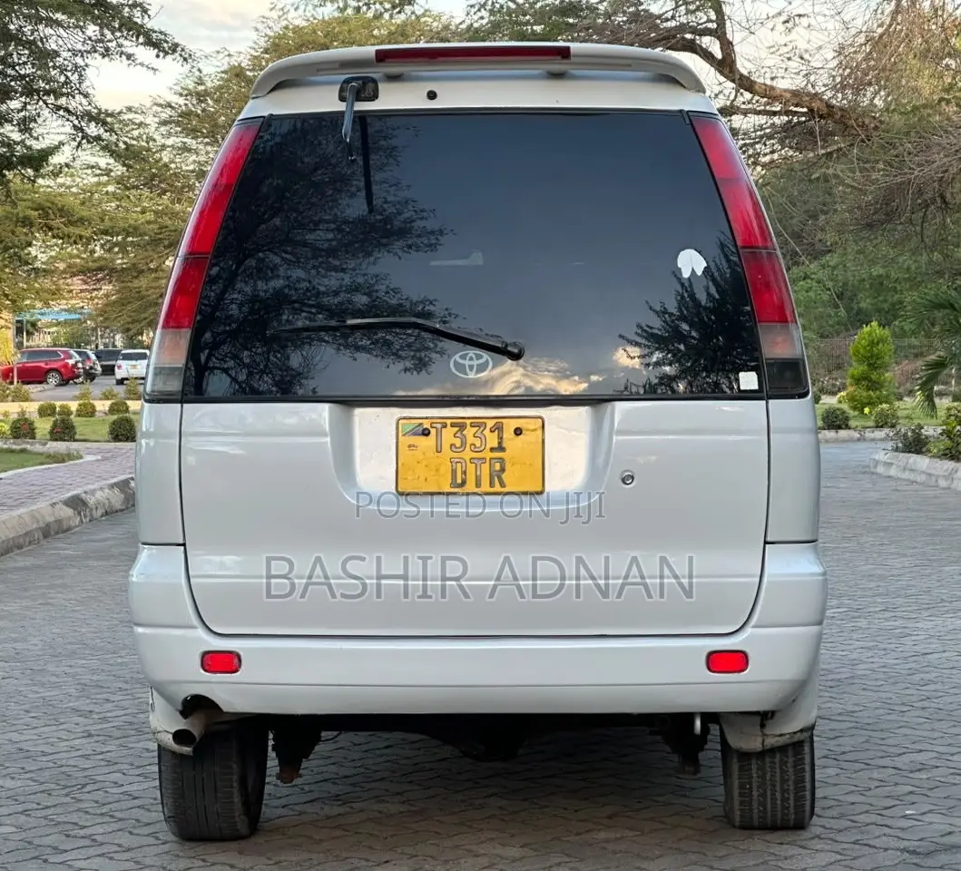Toyota Noah 2.0 FWD (8 Seater) 2003 White