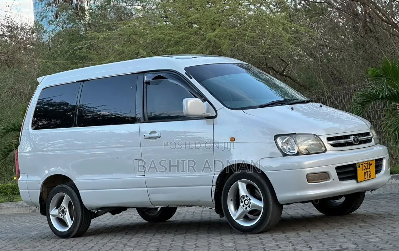 Toyota Noah 2.0 FWD (8 Seater) 2003 White