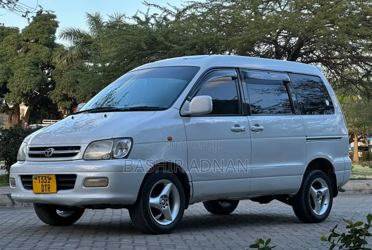 Toyota Noah 2.0 FWD (8 Seater) 2003 White