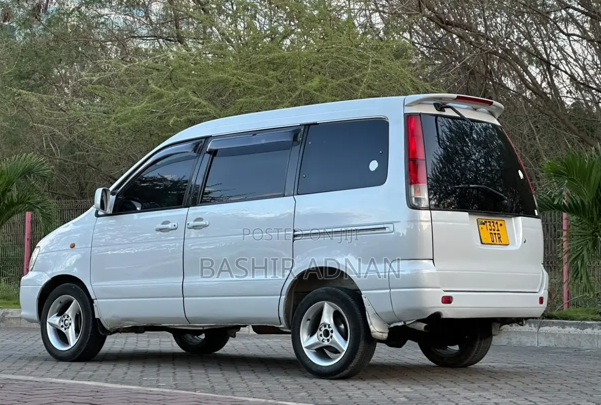 Toyota Noah 2.0 FWD (8 Seater) 2003 White