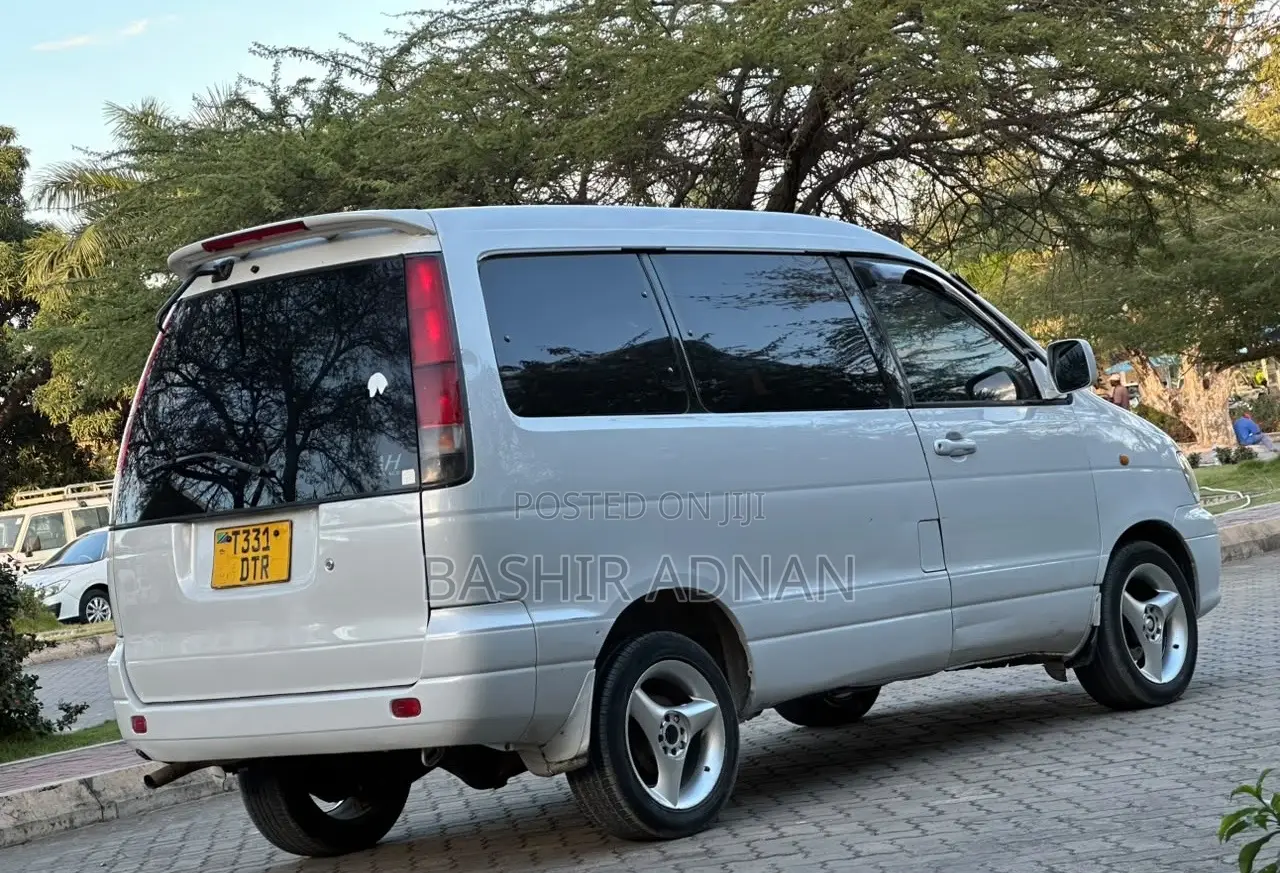 Toyota Noah 2.0 FWD (8 Seater) 2003 White