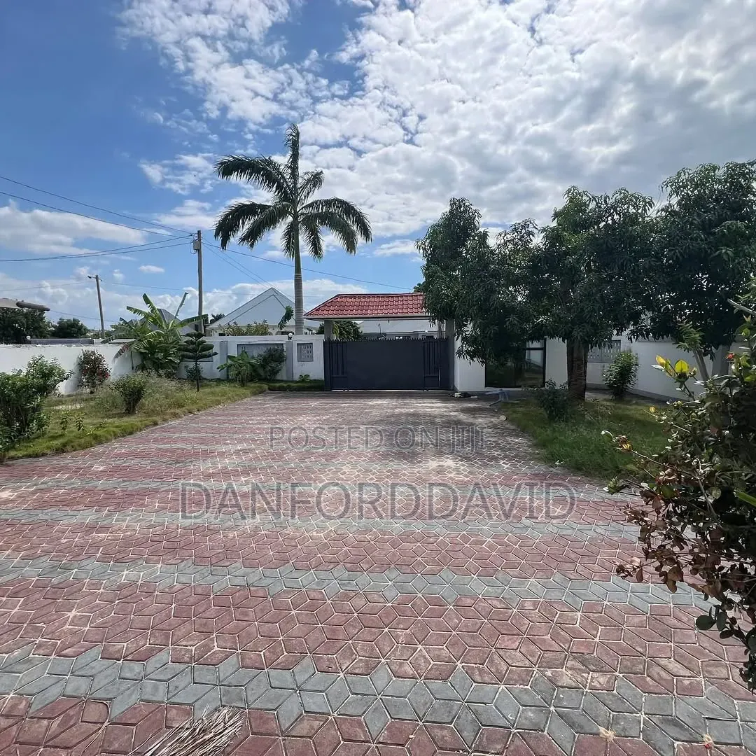 6bdrm House in Kahwa Real Estate, Mbweni for sale